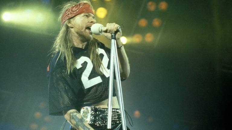 Guns 'n Roses-Sänger Axel Rose bei einem Konzert im Jahr 1990 (Foto: picture-alliance / Reportdienste, Avalon/Retna | Michael Putland)